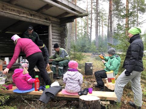 Metsien museointi uhkaa tuhota hiilinielut. Kuvassa Pertti perheineen laavulla paistamassa makkaraa.